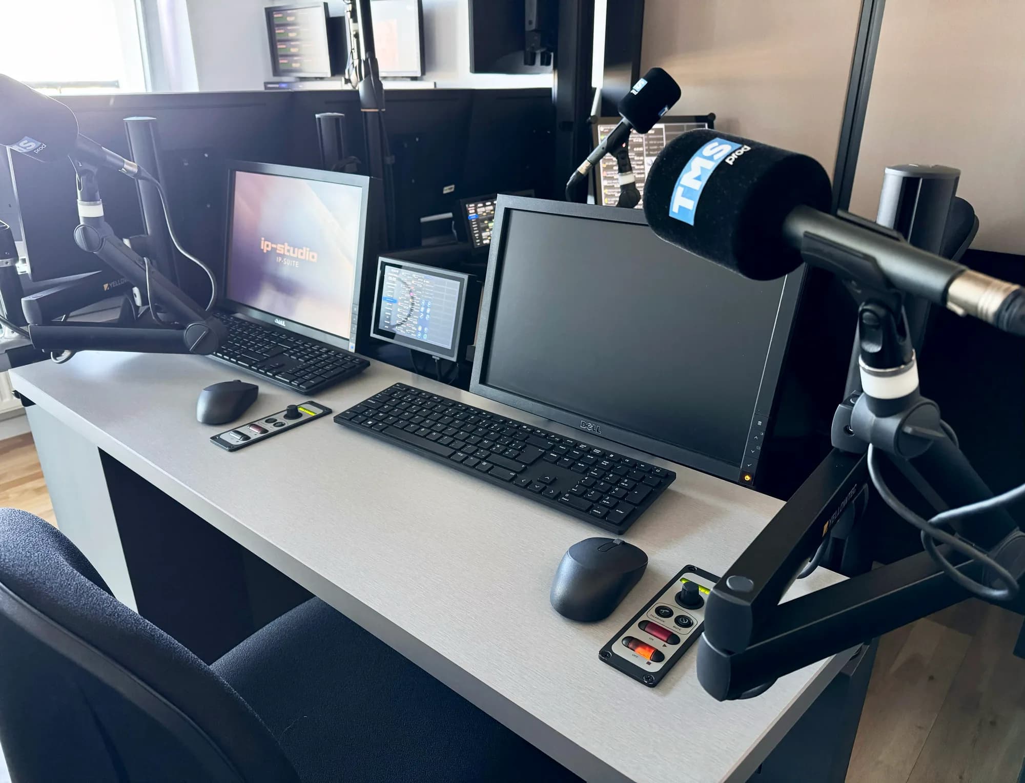 Régie du studio Reyers avec micros et écrans de diffusion
